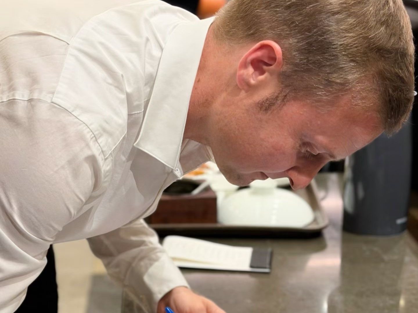 Chris signs copies of 《信任》 for guests