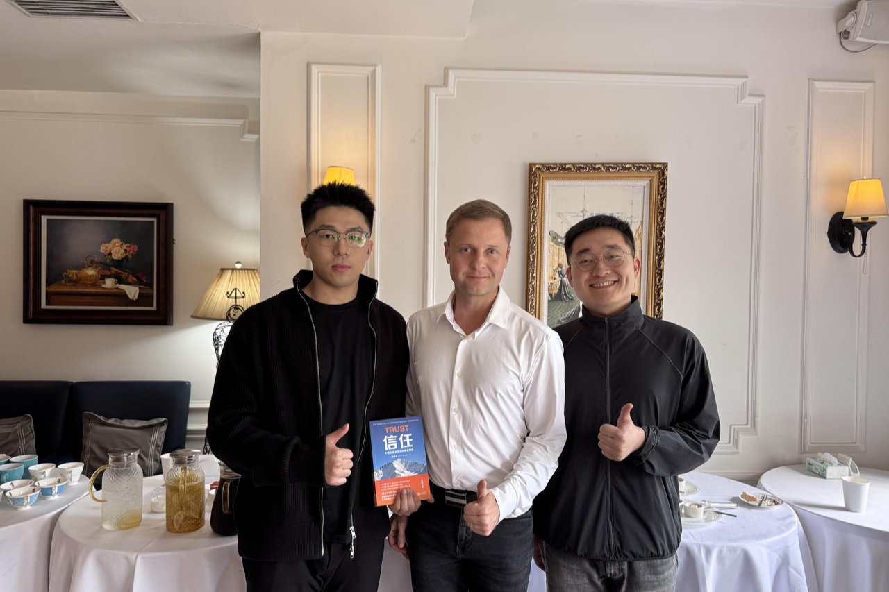Chris Pereira with guests and 《信任》 (Trust)