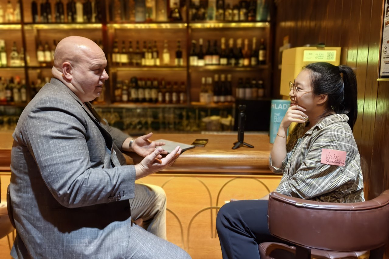 Leif Lindner talks with a Shenzhen Daily reporter