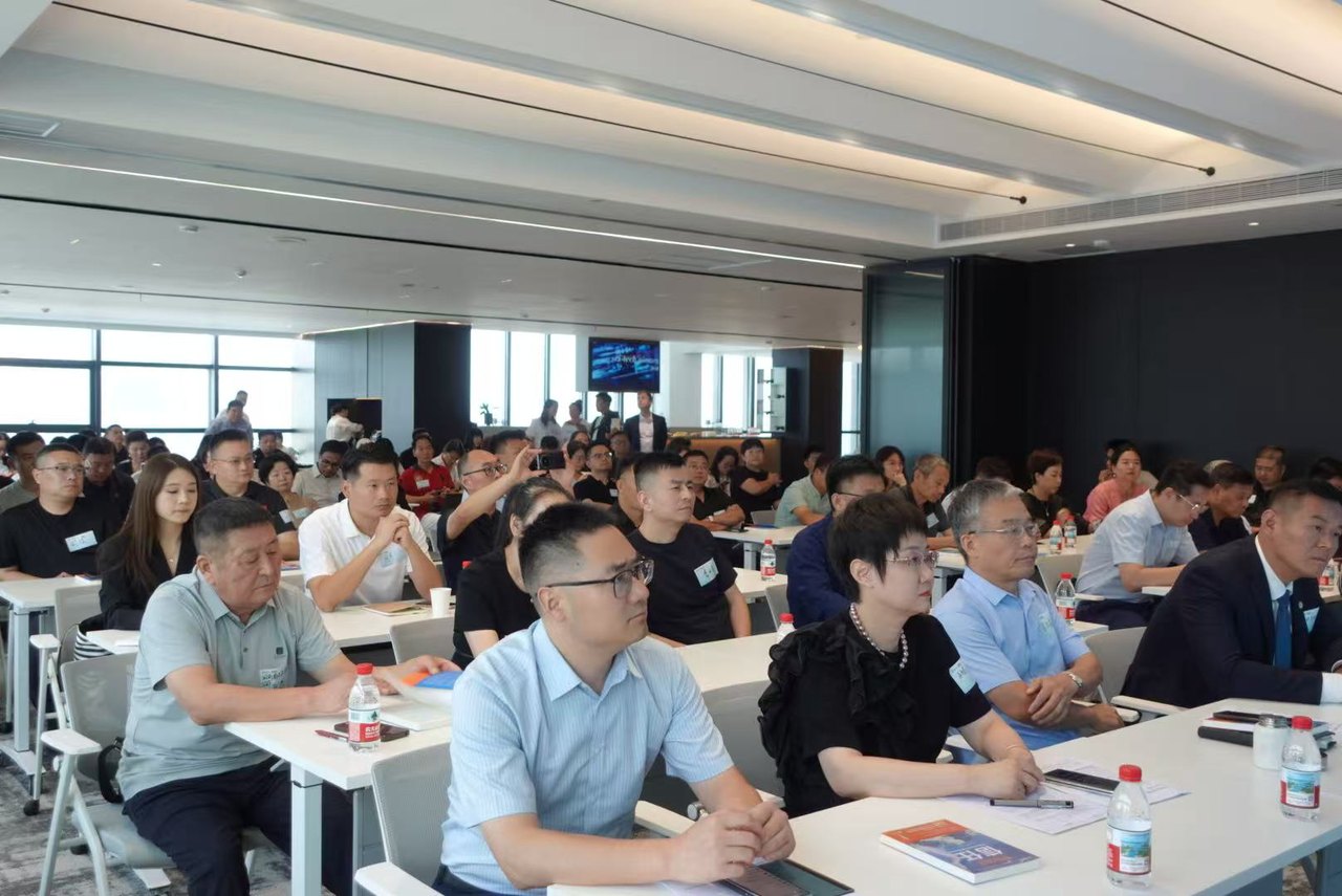A full room of Henan business leaders